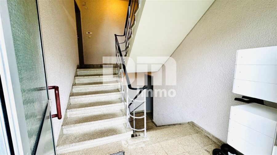 Helle Vierzimmerwohnung (Hochparterre) mit Balkon in Traumlage - Treppenhaus / Haupteingang